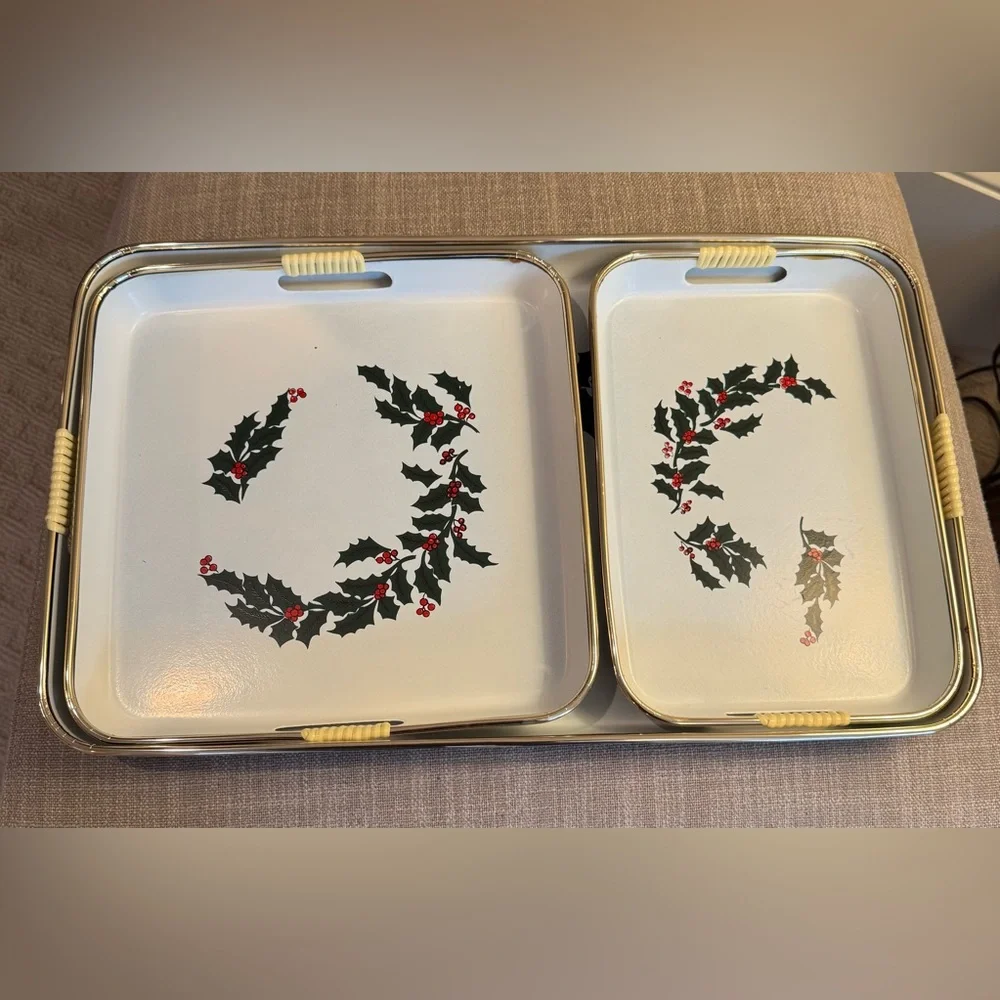 🎄Vintage NWT 3 piece lacquer Christmas tray set, never used w holly design.